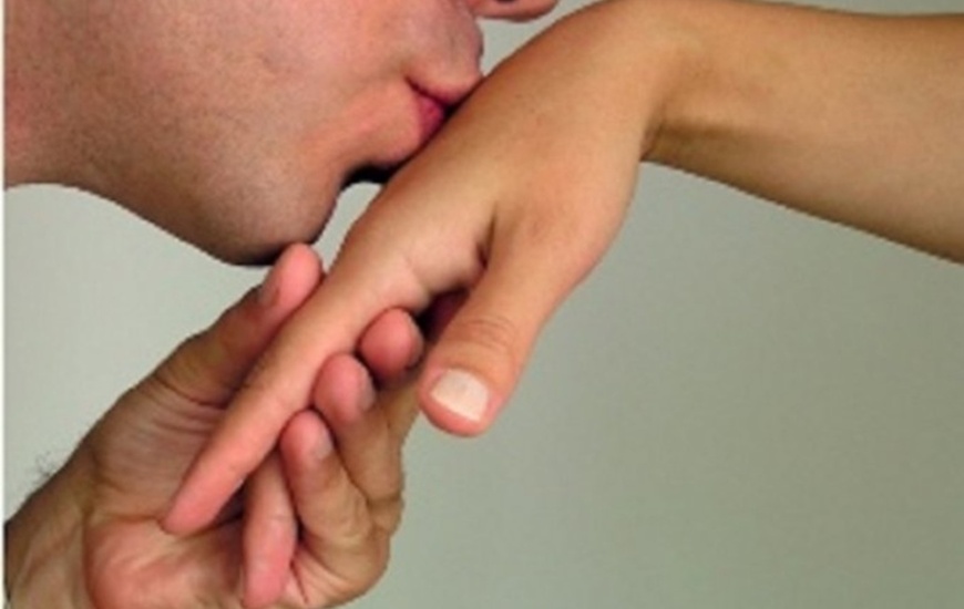 Imagen de Condenan a un hombre por besarle la mano a una menor