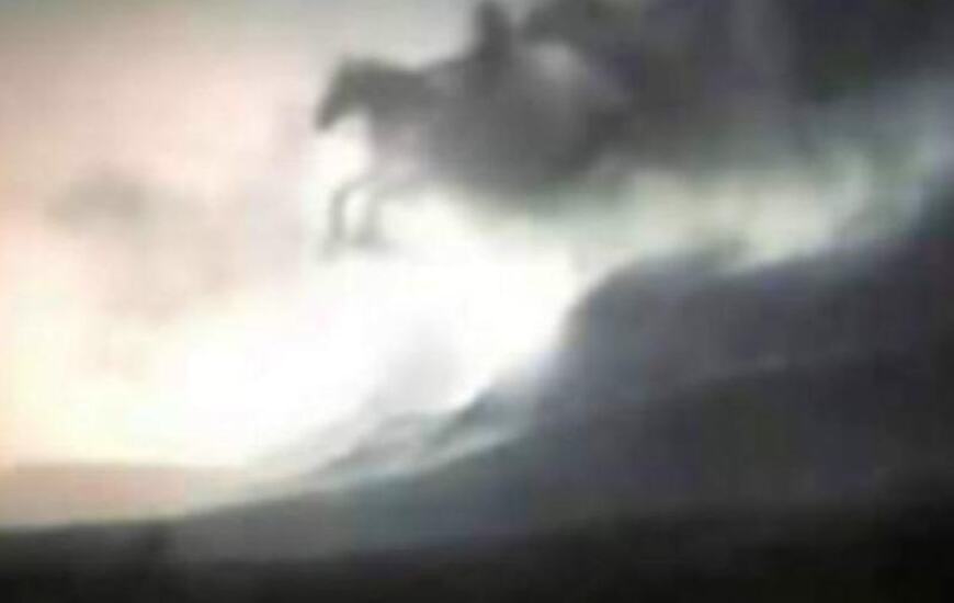 Los jinetes aparecieron surcando los cielos de México.