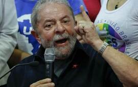 Ya en libertad. Visiblemente ofuscado, Lula dijo que si querían escucharlo tan sólo necesitaban mandarle un oficio.