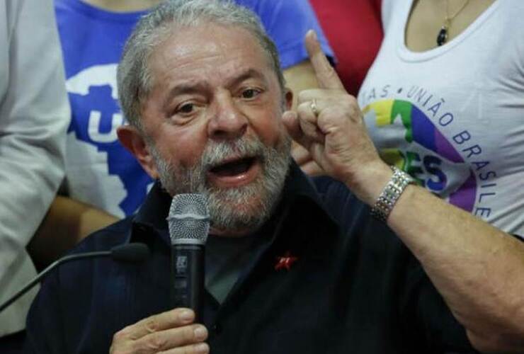 Ya en libertad. Visiblemente ofuscado, Lula dijo que si querían escucharlo tan sólo necesitaban mandarle un oficio.