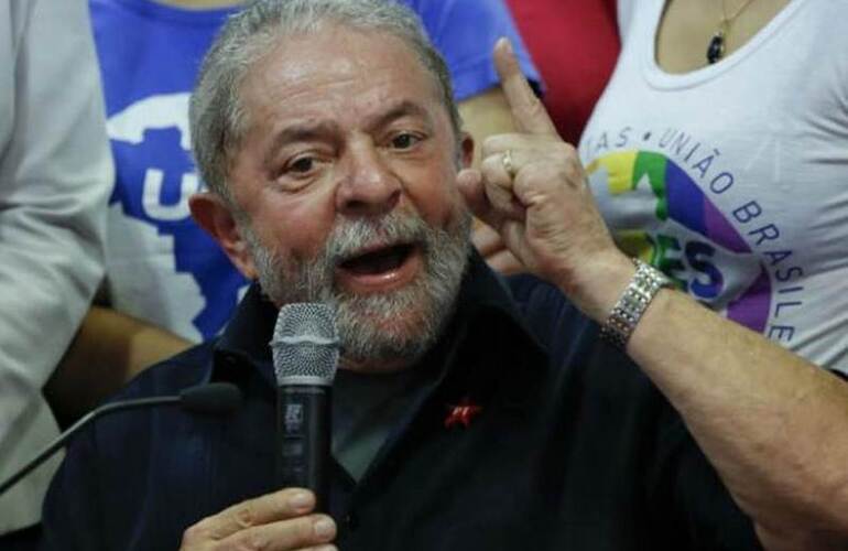 Ya en libertad. Visiblemente ofuscado, Lula dijo que si querían escucharlo tan sólo necesitaban mandarle un oficio.