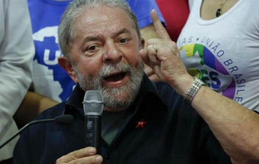 Ya en libertad. Visiblemente ofuscado, Lula dijo que si quer&iacute;an escucharlo tan s&oacute;lo necesitaban mandarle un oficio.