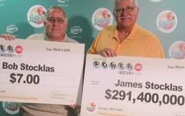 Imagen de Dos hermanos ganaron la lotería: uno cobró más de 200 millones de dólares y el otro, $7