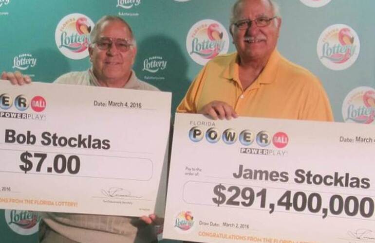 Imagen de Dos hermanos ganaron la lotería: uno cobró más de 200 millones de dólares y el otro, $7