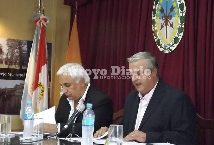 De izquierda a derecha: Miguel Ángel Coradini, Presidente del Honorable Concejo Municipal - Dr. Nizar Esper, Intendente de Arroyo Seco