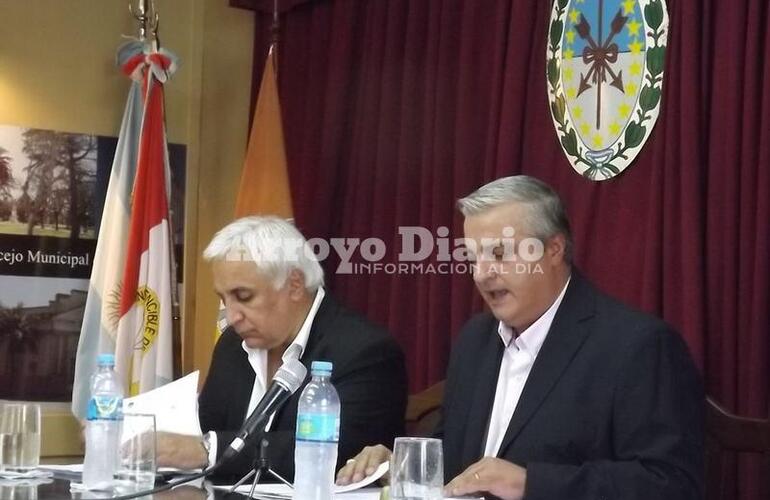 De izquierda a derecha: Miguel Ángel Coradini, Presidente del Honorable Concejo Municipal - Dr. Nizar Esper, Intendente de Arroyo Seco