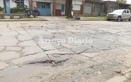 Pavimento destruido. Calle San Nicolás entre Rivadavia y Moreno es uno de los lugares intransitables de la ciudad.