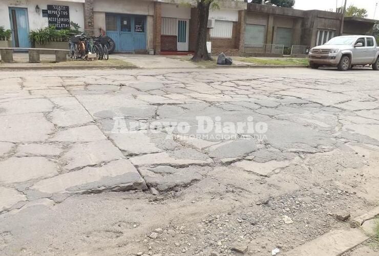 Pavimento destruido. Calle San Nicolás entre Rivadavia y Moreno es uno de los lugares intransitables de la ciudad.