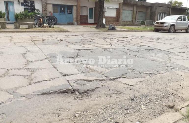 Pavimento destruido. Calle San Nicolás entre Rivadavia y Moreno es uno de los lugares intransitables de la ciudad.