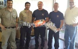 Los jefes del Cuerpo Activo Alexis Sciacca y Rodolfo "Fito" Barducci durante la entrega