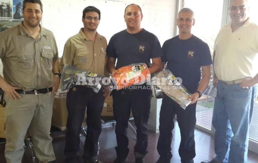 Los jefes del Cuerpo Activo Alexis Sciacca y Rodolfo "Fito" Barducci durante la entrega