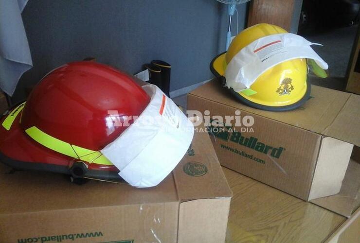 Los nuevos cascos ya están en el cuartel.