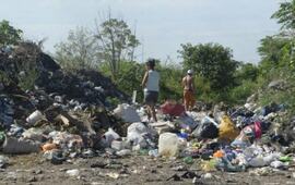 Los vecinos aseguran que el vertedero no autorizado se convirtió en un foco infeccioso. Hay yuyos, arbustos, olores nauseabundos y ratas que deambulan por las viviendas, se quejaron.