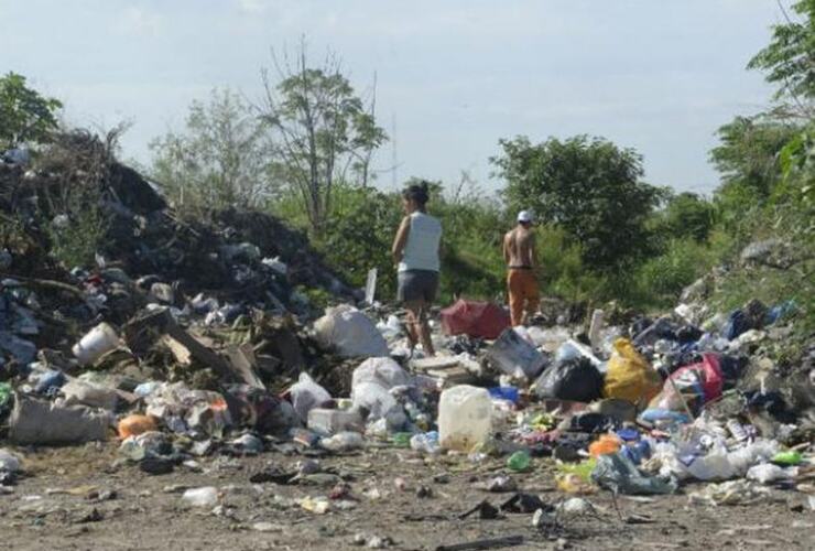 Los vecinos aseguran que el vertedero no autorizado se convirtió en un foco infeccioso. Hay yuyos, arbustos, olores nauseabundos y ratas que deambulan por las viviendas, se quejaron.