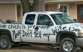 Los graffitis adornaron el vehículo del hombre que al aprecer dejó embarazada a otra mujer.
