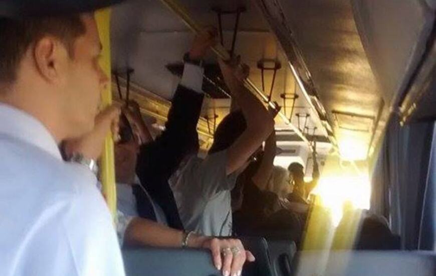 Imagen de Pasajero enojado: �As&iacute; viajamos��