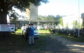 Imagen de Cortan tejido, ingresan y roban dos motos de Tránsito