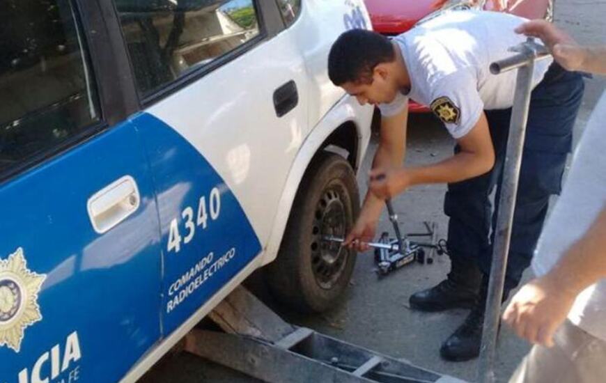 El m&oacute;vil del Comando Radioel&eacute;ctrico lleg&oacute; con la goma pinchada.