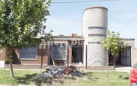 Pastizales. Frente a la vivienda de esta familia hay un campo y a sus alrededores también. Mientras que al lado tienen un lote al que, supuestamente, tampoco le hacen mantenimiento.