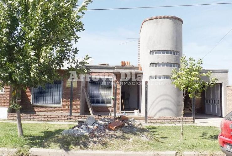 Pastizales. Frente a la vivienda de esta familia hay un campo y a sus alrededores también. Mientras que al lado tienen un lote al que, supuestamente, tampoco le hacen mantenimiento.