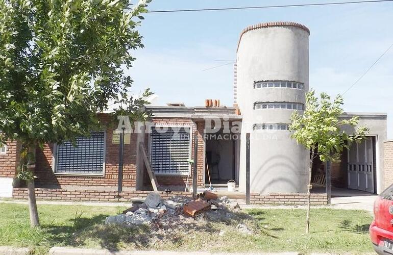 Pastizales. Frente a la vivienda de esta familia hay un campo y a sus alrededores también. Mientras que al lado tienen un lote al que, supuestamente, tampoco le hacen mantenimiento.