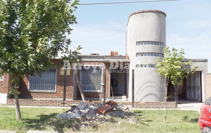 Pastizales. Frente a la vivienda de esta familia hay un campo y a sus alrededores también. Mientras que al lado tienen un lote al que, supuestamente, tampoco le hacen mantenimiento.