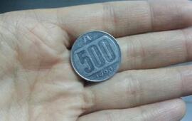 Imagen de Una falta de respeto: un chofer le dio una moneda de 500 australes en lugar de 25 centavos