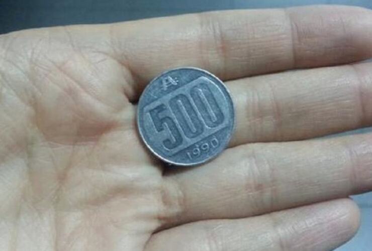 Imagen de Una falta de respeto: un chofer le dio una moneda de 500 australes en lugar de 25 centavos