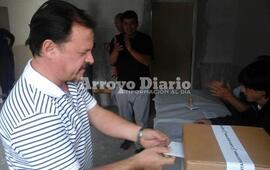 A la urna. Ante sus compañeros de Camiones Aladio recibió aplausos luego de introducir el sobre en la urna.