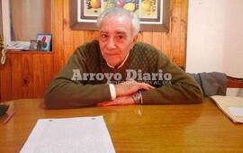 José Pilla este domingo en su casa en poder de una copia de la denuncia que radicó después del robo que sufrió.