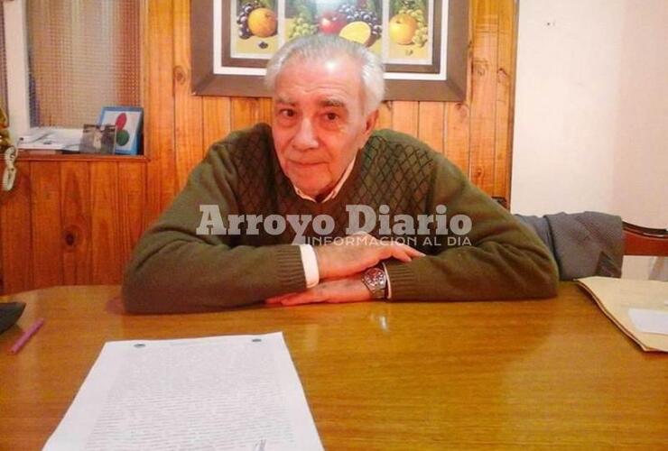 José Pilla este domingo en su casa en poder de una copia de la denuncia que radicó después del robo que sufrió.