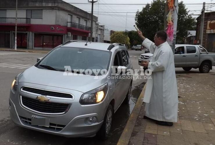 Imagen de Bendición en las puertas de la parroquia