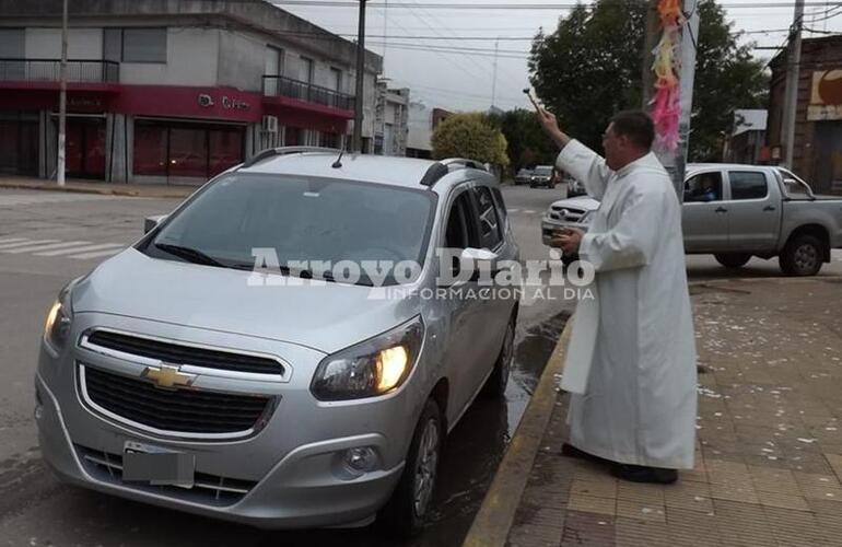 Imagen de Bendición en las puertas de la parroquia