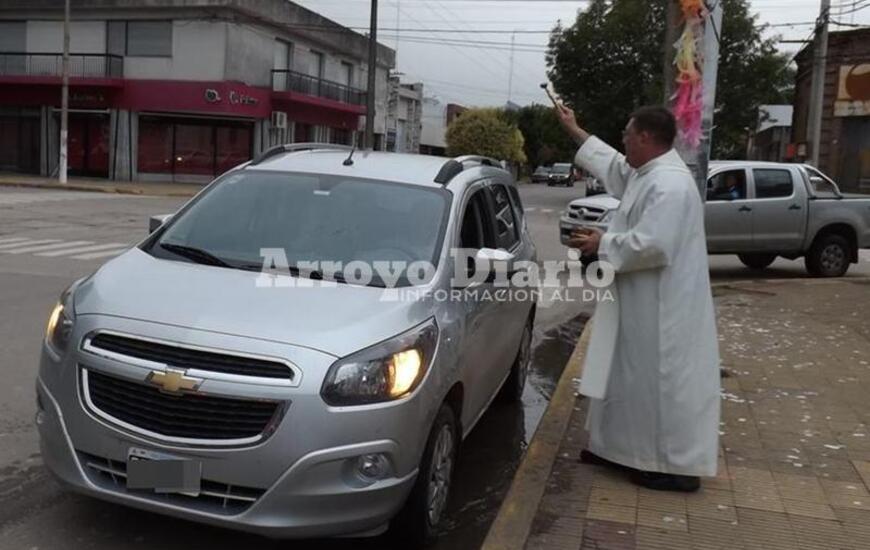 Imagen de Bendici&oacute;n en las puertas de la parroquia