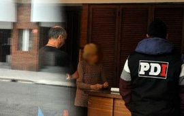 Italia al 400. Carmen, en el palier del edificio donde la asaltaron. Los ladrones portaban al menos un arma de fuego. Foto: Gustavo De Los Rios / La Capital