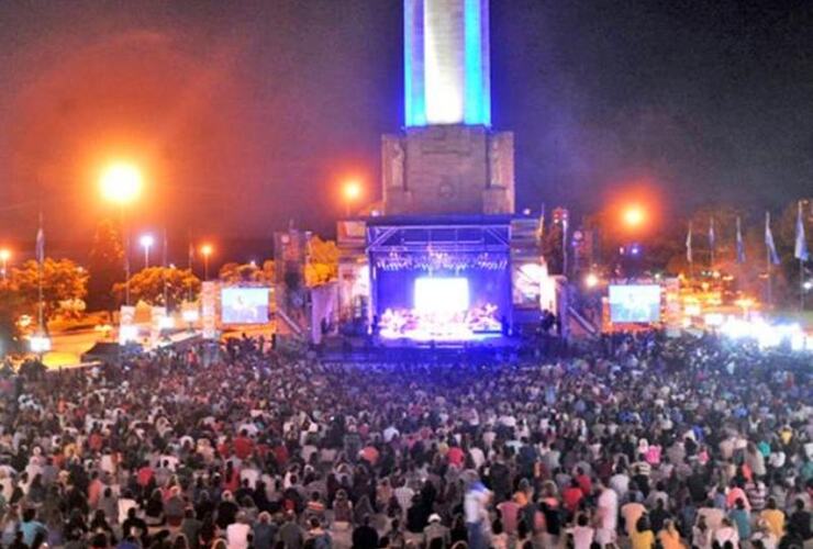 Lleno total en el patio cívico. El público disfrutó del espectáculo Parte del aire con la Trova Rosarina.