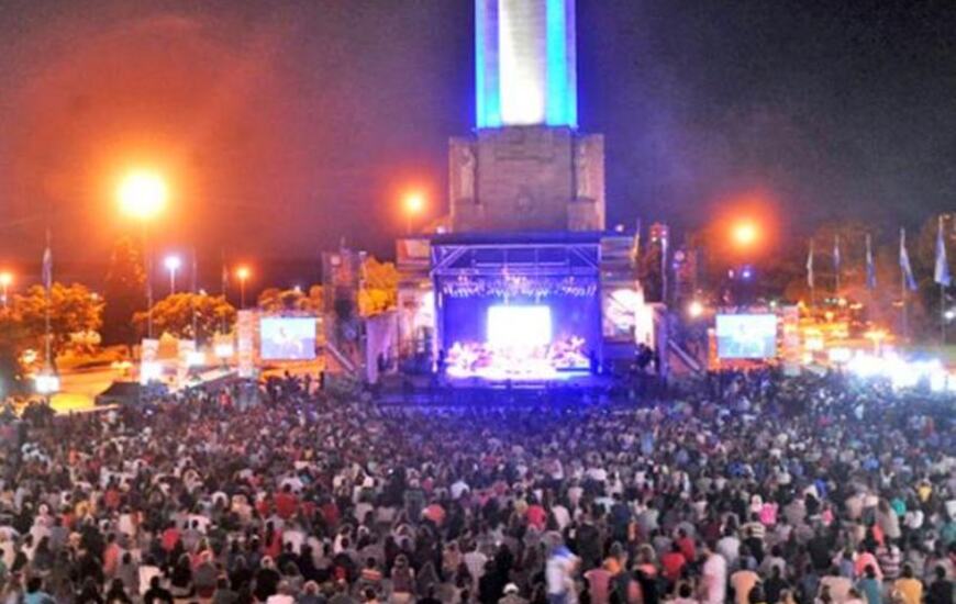 Lleno total en el patio cívico. El público disfrutó del espectáculo Parte del aire con la Trova Rosarina.