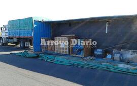 Tras el imprevisto. Así quedó el camión obstruyendo uno de los carriles de la autopista