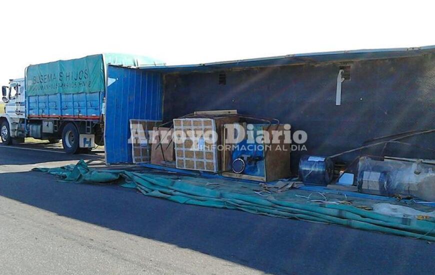 Tras el imprevisto. Así quedó el camión obstruyendo uno de los carriles de la autopista