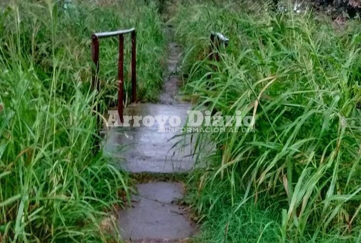 El cruce. Por este sector suelen pasar los vecinos y es el que da a las vías del ferrocarril