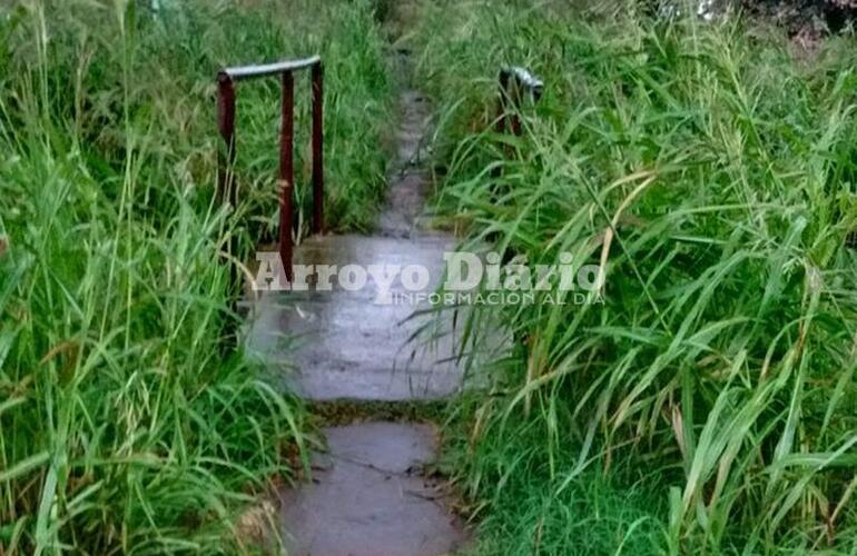 El cruce. Por este sector suelen pasar los vecinos y es el que da a las vías del ferrocarril