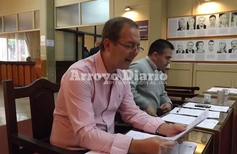 Durante la presentación. Daniel Tonelli en la sesión ordinaria del martes de esta semana