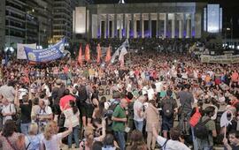 Una multitud. El acto final se llev&oacute; a cabo en el monumento. Foto: Rosario 3