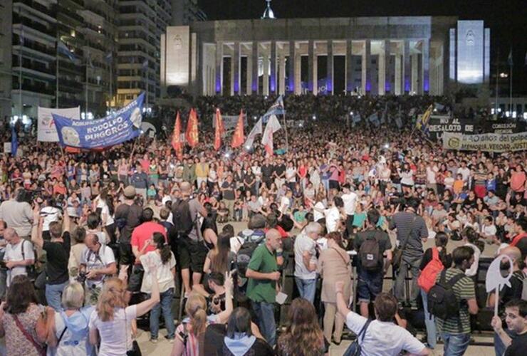 Una multitud. El acto final se llevó a cabo en el monumento. Foto: Rosario 3