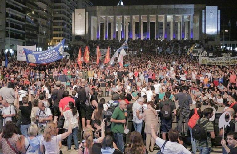 Una multitud. El acto final se llevó a cabo en el monumento. Foto: Rosario 3