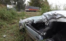 En el lugar. El cami&oacute;n y el auto, los veh&iacute;culos que se vieron involucrados en el accidente