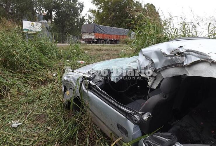 En el lugar. El camión y el auto, los vehículos que se vieron involucrados en el accidente