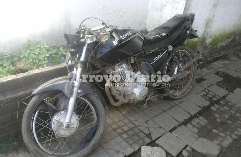 Secuestrada. La moto en la que circulaba el muchacho de Fighiera, quedó a reguardo en la subcomisaría 11ª Secuestrada. La moto en la que circulaba el muchacho de Fighiera, quedó a reguardo en la subcomisaría 11ª