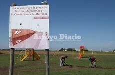 En el lugar. Personal dependiente de Obras Públicas trabajando esta mañana en la plaza.