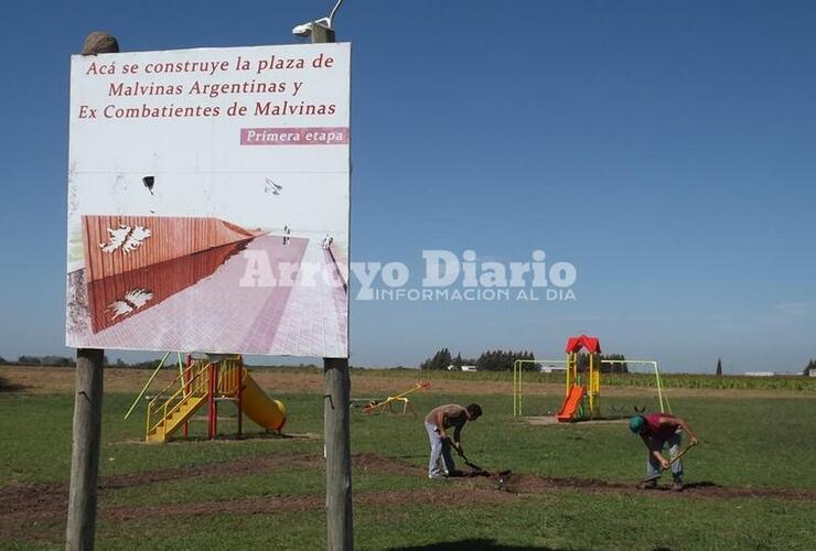 En el lugar. Personal dependiente de Obras Públicas trabajando esta mañana en la plaza.